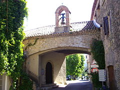 Église de la Sainte-Trinité et entrée du village.
