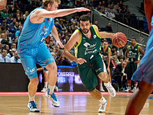 Simon while playing for Unicaja in 2013 Estudiantes vs Unicaja Malaga - Krunoslav Simon y Daniel Clark - 01.jpg