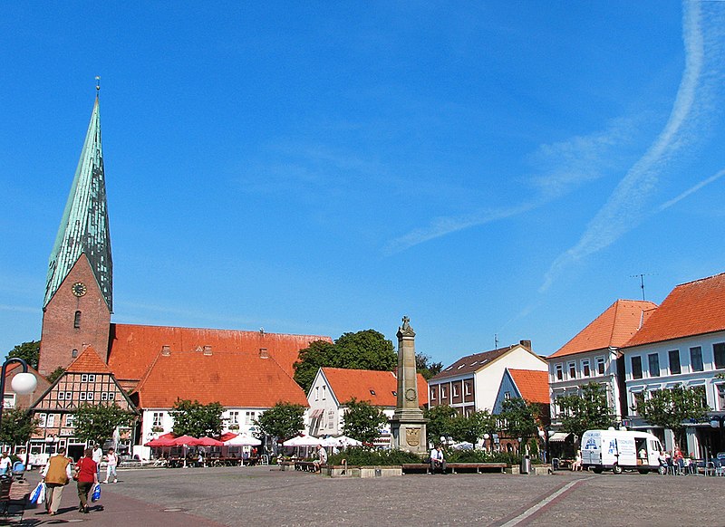 File:Eutin Marktplatz.jpg