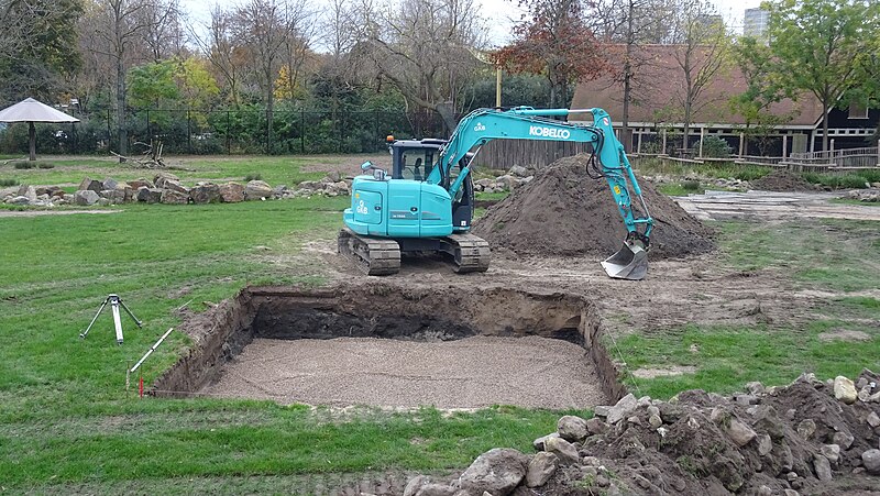 File:Excavator - Kobelco SK75SR - Savanne - Diergaarde Blijdorp - Rotterdam.jpg