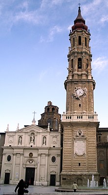 Gevel van de kathedraal van La Seo met een klokkentoren (2007).