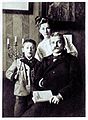 S třetí manželkou Annou (1866–1945) a synem Wulfem (* 1900) v roce 1908.