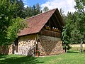 Scheuer mit Holzvorräten und Bienenstöcken