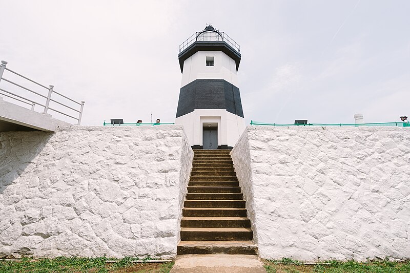 File:Fugueijiao Lighthouse 20160423.jpg