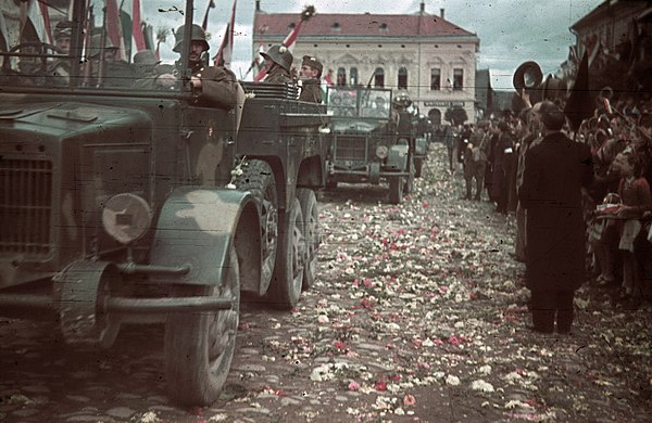 Crowds throw flowers to welcome the Hungarian troops into Kézdivásárhely (Târgu Secuiesc), September 13, 1940