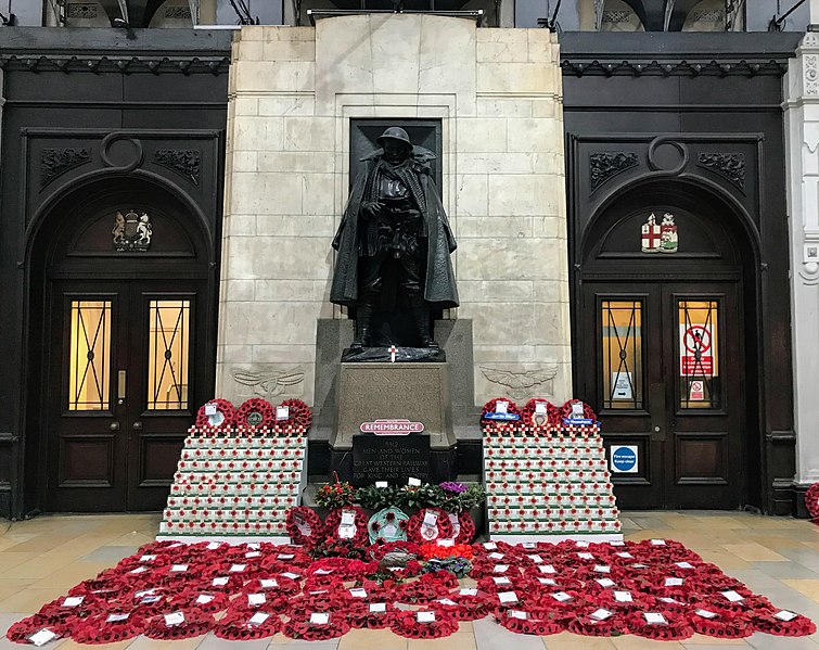 File:GWR War Memorial after Remembrance Day 2021 (centred).jpg