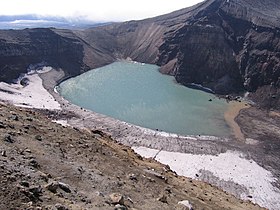 Lago da cratera no topo de Goreli