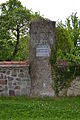 Deutsch: Grätzhof am alten Dorfanger von Kleinschönebeck in Schöneiche bei Berlin; mit Feldsteinmauer und einem Stück der Berliner Mauer.