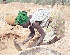 Guinea Siguiri miner woman.jpg