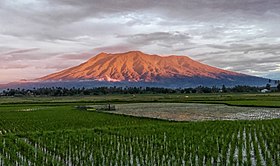 Gunung Marapi dalam sensasi Dua Warna (cropped).jpg