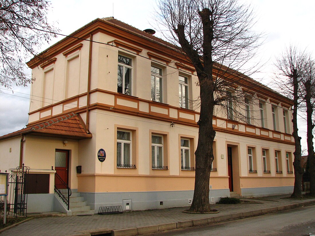 File:Hýsly - municipal office.jpg