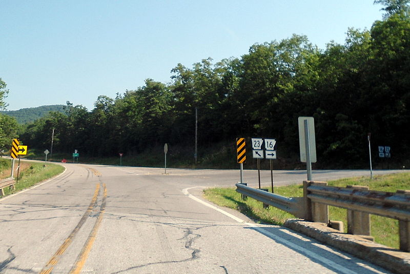 File:Highway 23 splits from Highway 16 in Madison County, AR.jpg