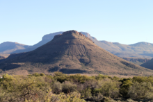 Photo d'une colline exposant les strates des formations d’Abrahamskraal et de Teekloof dans le Karoo National Park près de Beaufort West dans la province du Cap-Occidental.