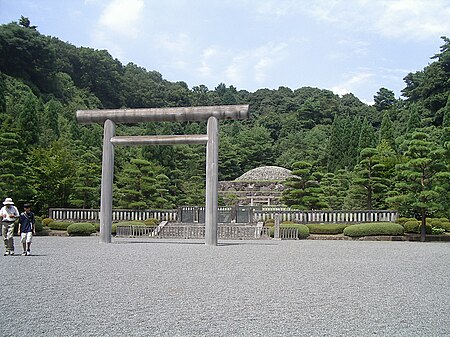 Tập_tin:Imperial_Mausoleum-Shōwa_emperor.JPG