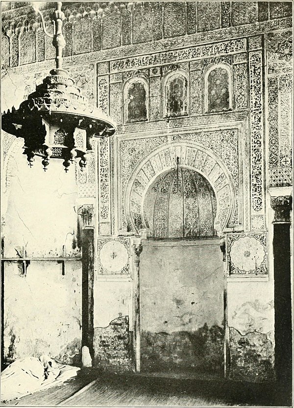 Photograph of the madrasa's prayer hall in the 1920s, with the mihrab and original bronze chandelier visible