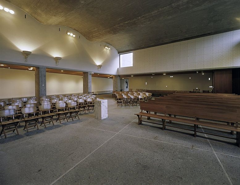 File:Interieur, overzicht podium met tegeltableaux - Leeuwarden - 20380702 - RCE.jpg