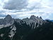 Links der Sassolungo di Cibiana, rechts die Sfornioi Nord, rechts dahinter halbverdeckt der Sasso di Toanella und die Rocchetta Alta di Bosconero