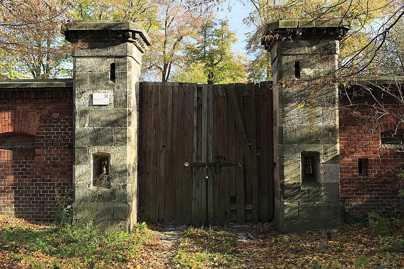 File:J39 020 Festung Brückenkopf, Tor.jpg