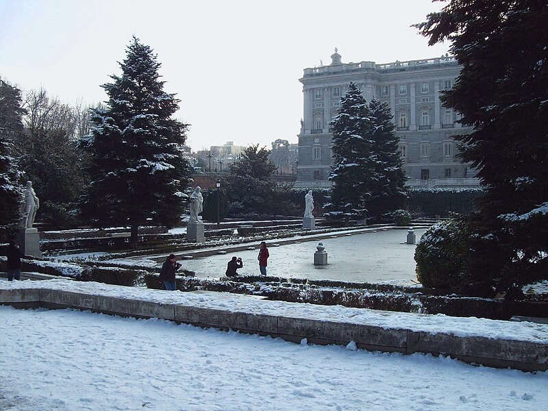 File:Jardines de Sabatini (Madrid) 10.jpg