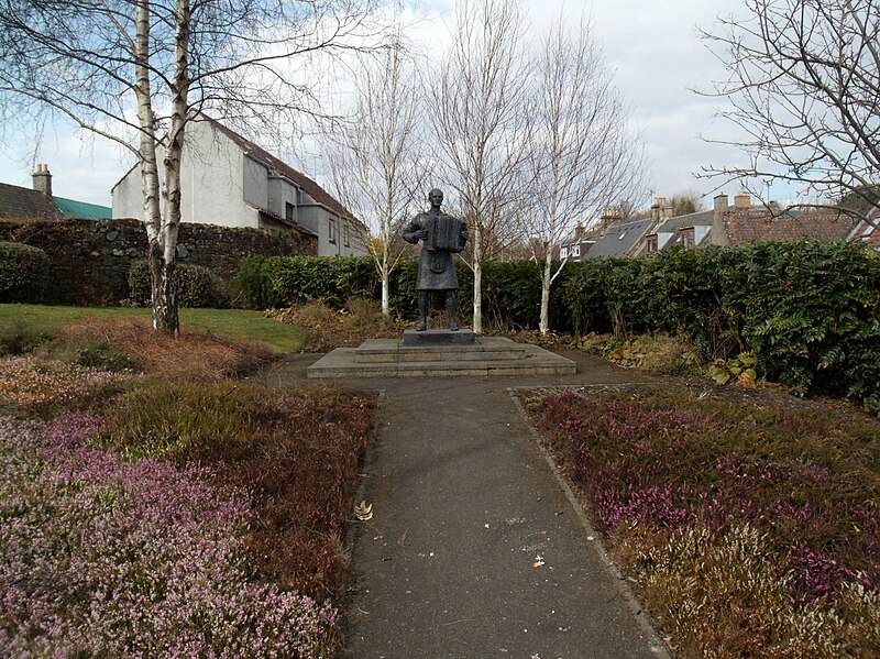 File:Jimmy Shand statue, Auchtermuchty - geograph.org.uk - 3389342.jpg