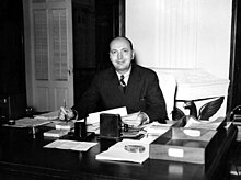 José Miguel Gallardo (sentado à sua mesa) (foto profissional) (em letras grandes) (200dpi) .jpg