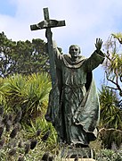 Junípero Serra, hiriaren frantziskotar misiolari sortzailearen estatua.