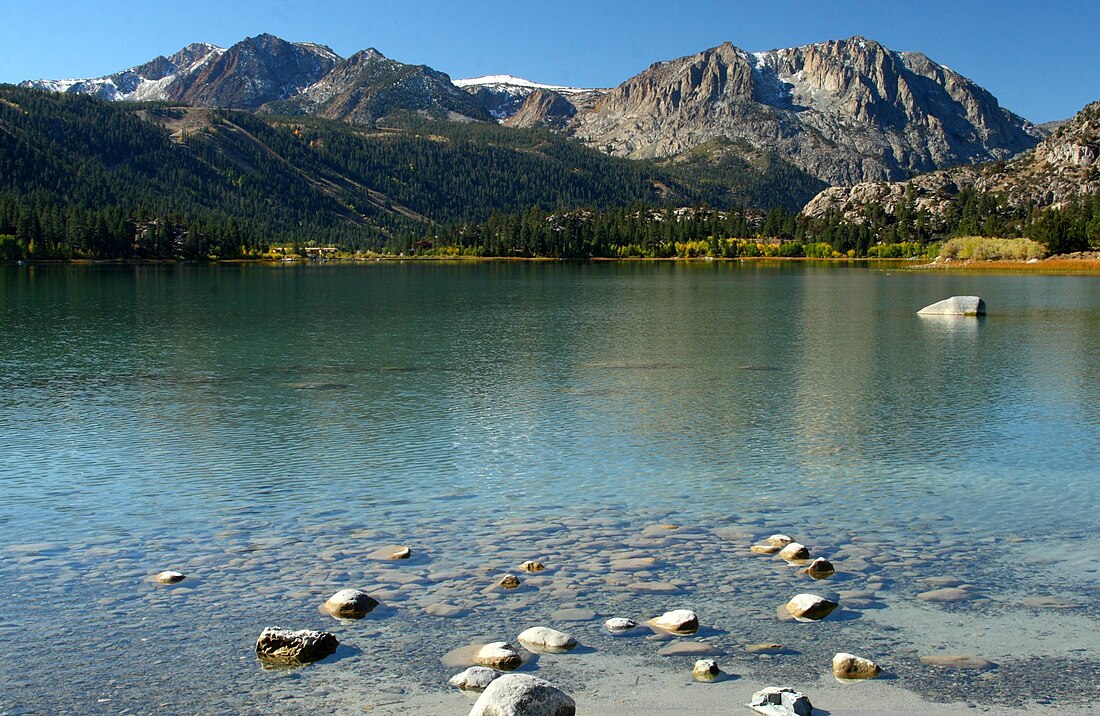 June Lake (lanaw sa Tinipong Bansa, California, Mono County, lat 37,79, long -119,07)