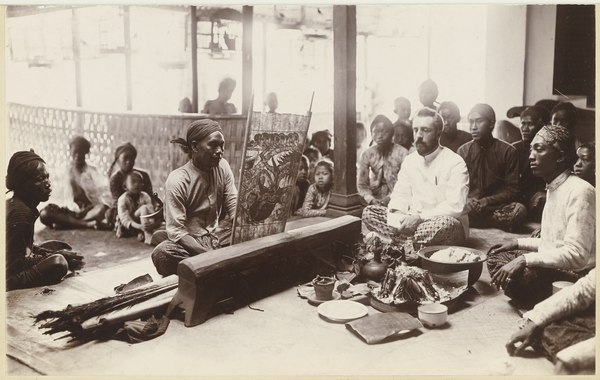 Wayang Beber performance of the desa Gelaran at the home of Dr. Wahidin Soedirohoesodo at Yogyakarta; in the middle Dr. GAJ Hazeu, Dutch East Indies, in 1902