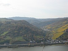 Blick  über den Rhein, Rheindiebach und Oberdiebach zum Kandrich