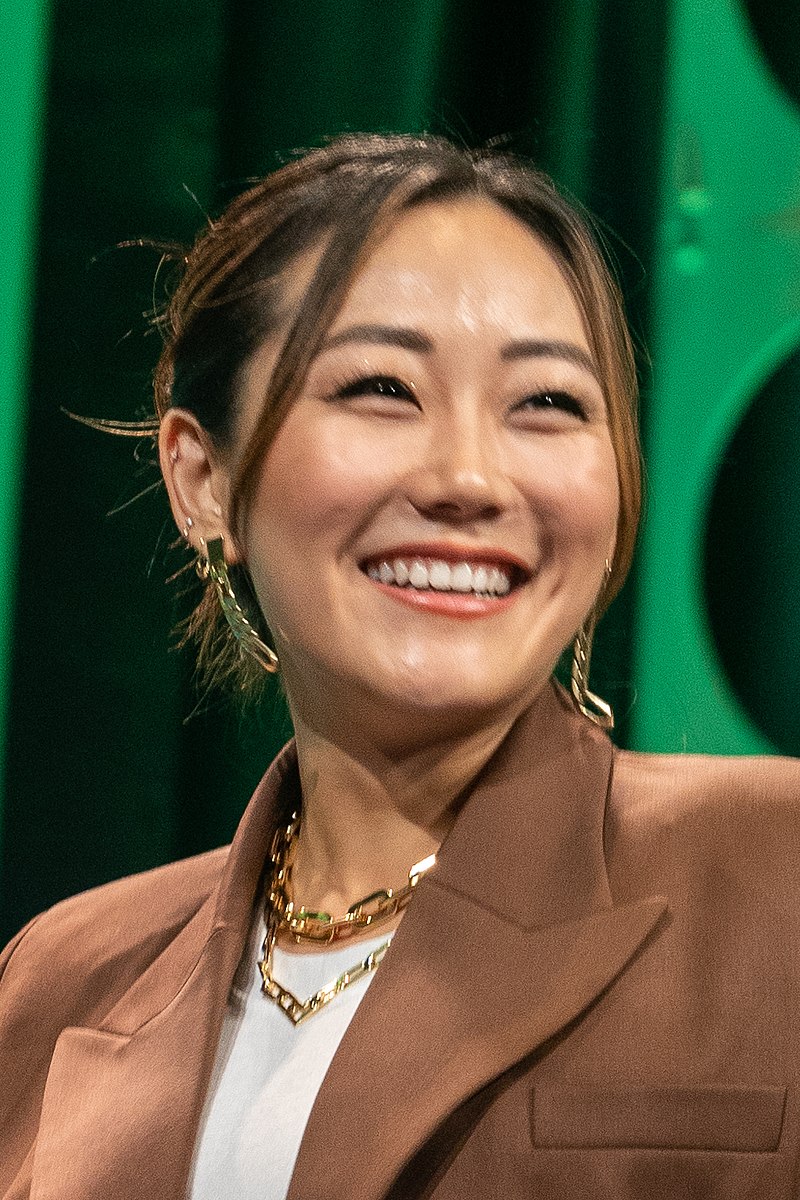 https://upload.wikimedia.org/wikipedia/commons/thumb/2/27/Karen_Fukuhara_%2851959117135%29_%28cropped%29.jpg/800px-Karen_Fukuhara_%2851959117135%29_%28cropped%29.jpg