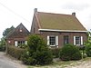 Kleine hoeve met omhaagd voortuintje