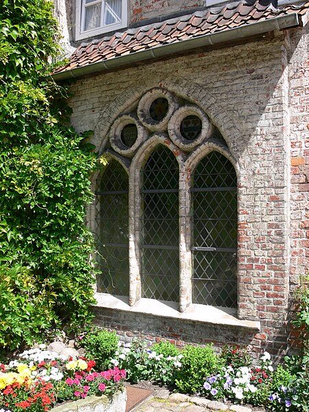 File:Kloster Lüne Brunnen Fenster außen.jpg