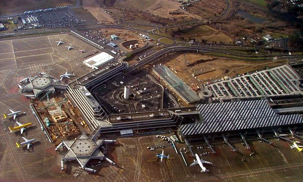 Terminal 1 (on the left) and the connecting hall between both main piers still under construction and Terminal 2 (on the right)