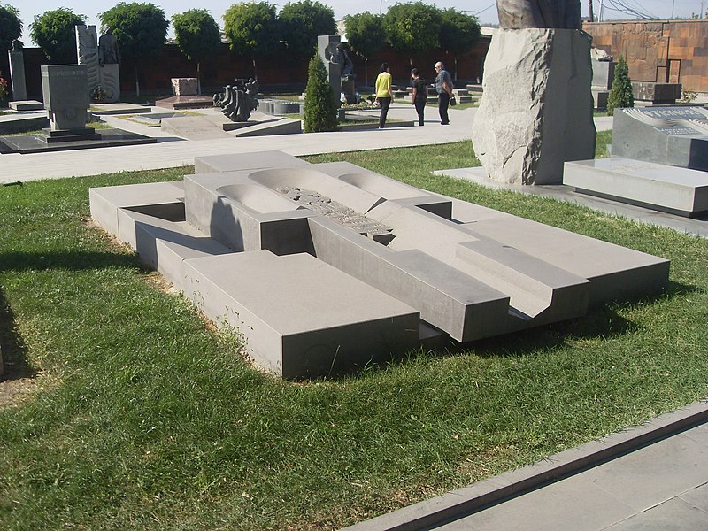 File:Komitas Pantheon, Yerevan, Hamo Sahyan Grave 02.JPG