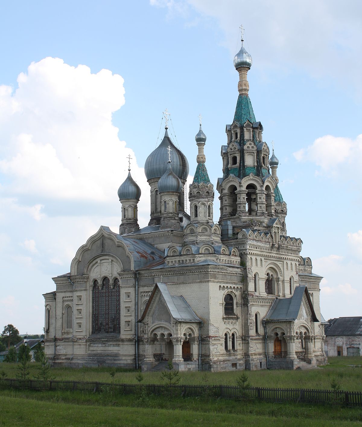 Местная церковь. Кукобой храм Спаса Нерукотворного. Спасский собор в Кукобое. Храм в Кукобое Ярославской области. Храм в селе Кукобой Ярославская область.