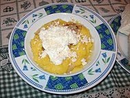 Mămăligă with cheese and greaves