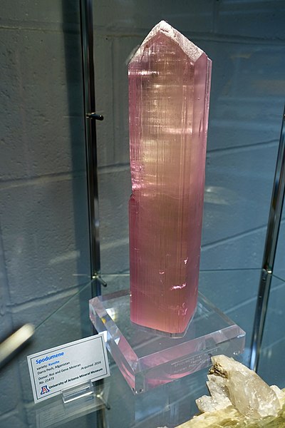 File:Kunzite (Spodumene), Darra Pech, Afghanistan - University of Arizona Mineral Museum - University of Arizona - Tucson, AZ - DSC08522.jpg