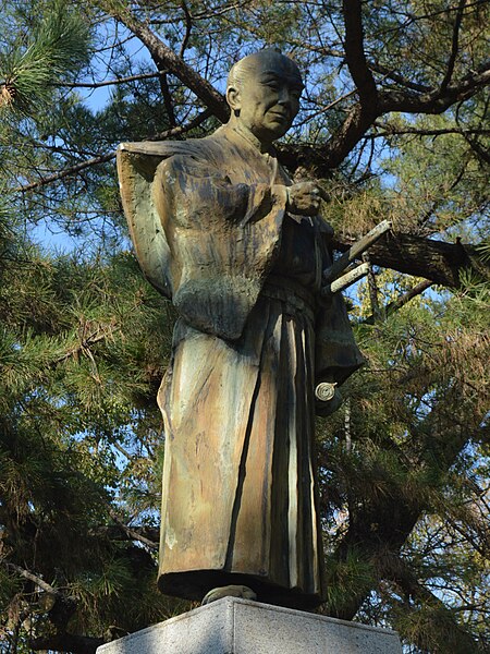 File:Kuraku Matsuemon Statue ac (1).jpg