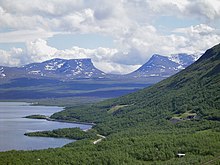 La vallée en U de Lapporten vue depuis Björkliden, avec Abisko au second plan