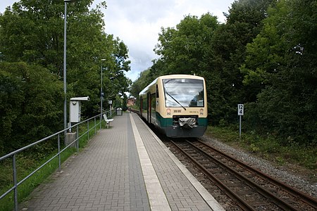 Normalspur-Zug auf dem Dreischienengleis in Lauterbach