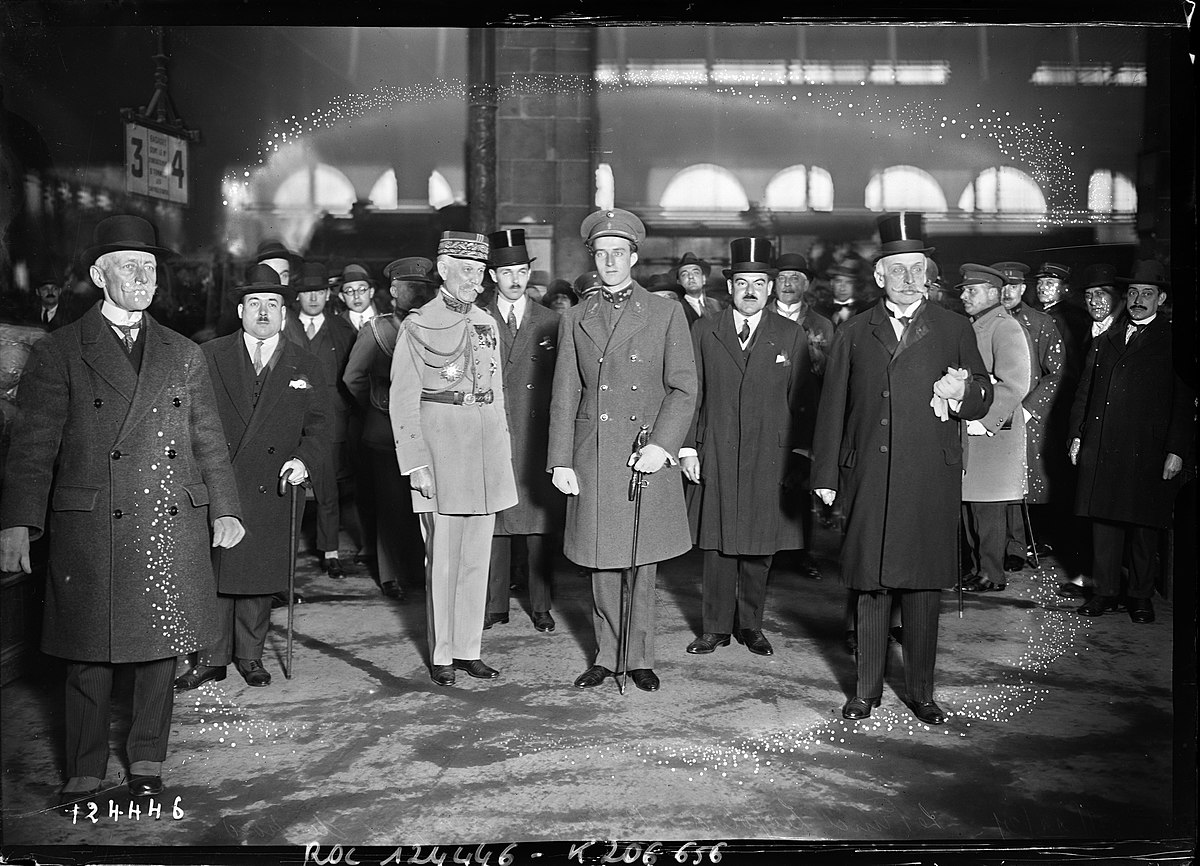 tarwe Paard Word gek File:Le prince Léopold de Belgique à la gare du Nord (avec, à sa gauche, M.  Gaiffier d'Hestroy) - (photographie de presse) - (Agence Rol).jpg -  Wikimedia Commons