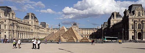 Pyramide(s) du Louvre. Et alors ?