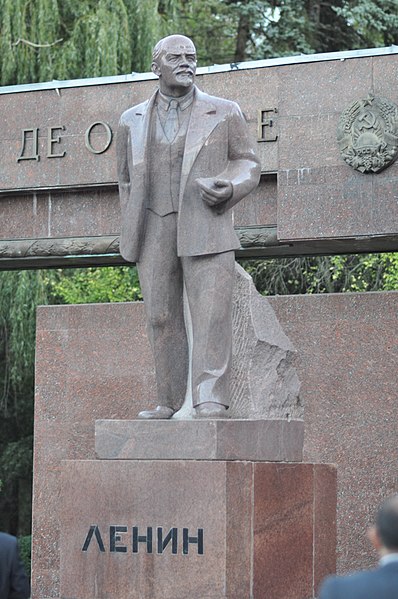 File:Lenin monument Chișinău.jpg