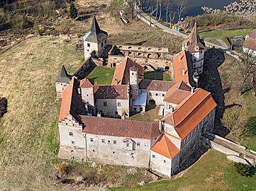 Vue aérienne du château de Červená Řečice.