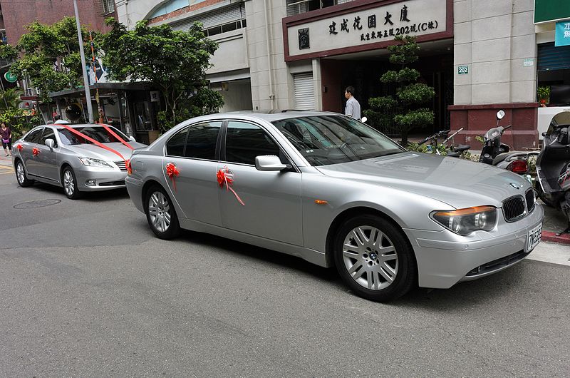 File:Lexus ES 350 and BMW 730i Wedding Cars in Lane 110, Sanmin Road, Taipei 20160430.jpg