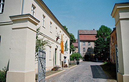 Ehemaliges Kavaliershaus (links)