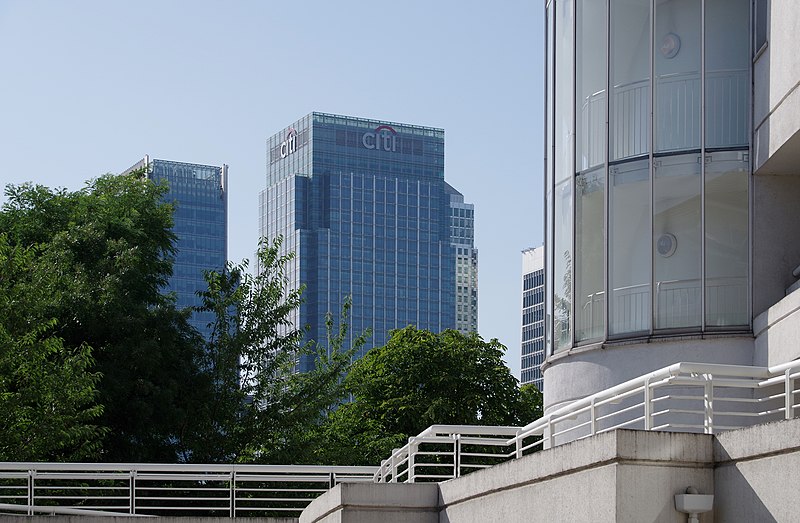 File:London MMB »1G2 Canary Wharf and Pierhead Lock.jpg