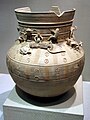 Urne funéraire à décor incisé et personnages modelés. Grès. État de Saro, Ve siècle. Musée national de Gyeongju