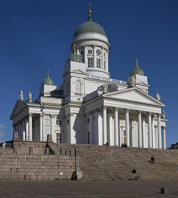 La cathédrale évangélique-luthérienne d'Helsinki en Finlande. De style néoclassique, elle fut construite entre 1830 et 1852 sur la place du Sénat, en l’honneur du tsar Nicolas Ier de Russie, à qui elle dut son nom initial d'église Saint-Nicolas avant l’indépendance du pays en 1917. (définition réelle 5 862 × 6 524)