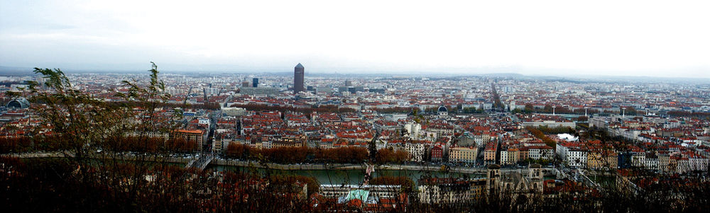 Panorama vido de la urbocentro je decembro 2005 prenita el balkono de la blanka preĝejo